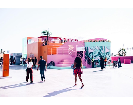 Cadillac Hotel pop-up design for Sole DXB by Studio Königshausen. A brand experience housed various activation rooms where guests can experience themes relating to safety, technology, and design. To create an awe-inspiring sensation, our arriving guests were welcomed into the Cadillac Hotel with a bright, fun, and photogenic installation of infinity mirrors. This installation functioned as the transition space into the fantastic world of Cadillac.